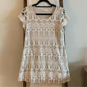 NWOT Socialite beige & delicate cream lace cap sleeve shift dress